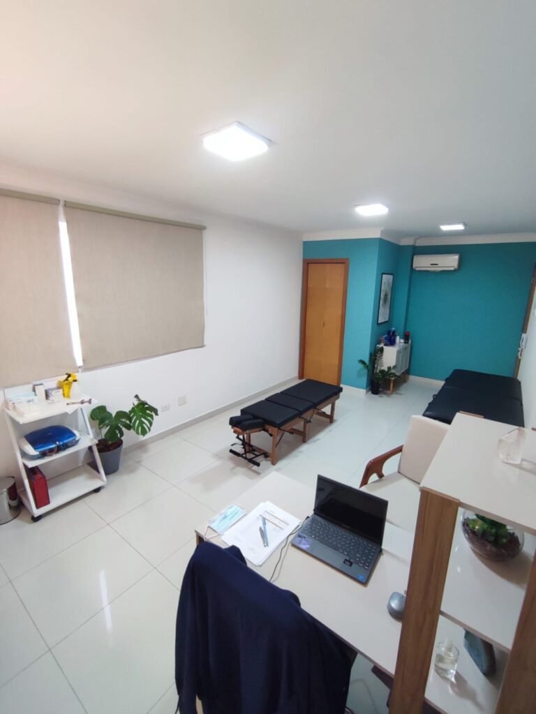 Visão ampla da sala de tratamento de quiropraxia em São Caetano do Sul, bem iluminada e acolhedora.