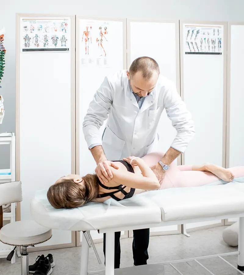 Profissional de quiropraxia realizando ajuste em Sao Caetano do Sul.